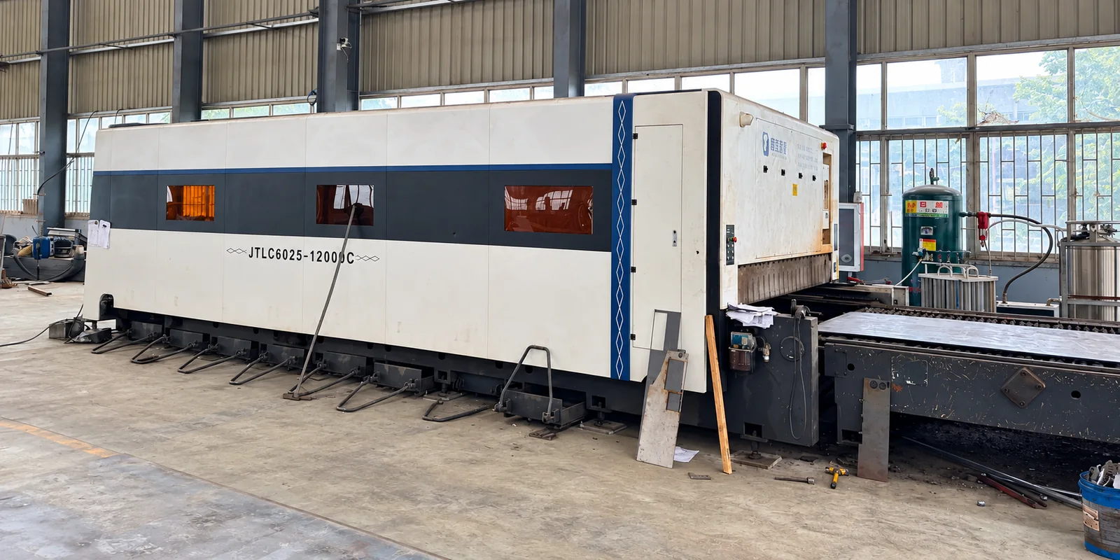 Enclosed laser cutting equipment and cutting bed in the workshop