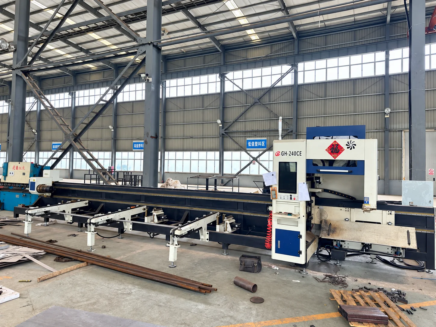 Tube and profile cutting equipment with a long feed rack